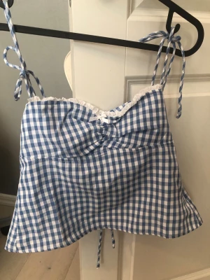 Blårutig topp från Edikted - Säljer denna supersöta rutiga topp från Edikted. Den är aldrig använd och lappen är kvar. Skickas i orginalförpackning💗