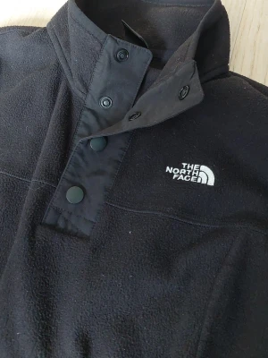 North Face flece - Mjuk svart fleece passar både för kille och tjej har använt den som kille, storlek xs