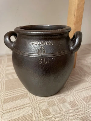 Höganäs kruka 3L - Säljer av mina Höganäs krukor . Har 5 st men alla ligger i varsin annons . Kan göra en annons för alla med lite rabatt . Men annonsen gäller den på första bilden