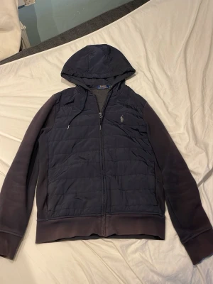 Mörkblå Cardigan från Polo Ralph Lauren  - En mörkblå cardigan från Polo Ralph Lauren.