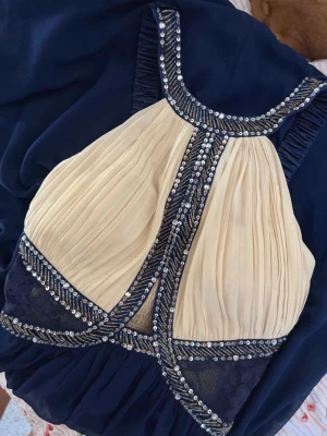 Marinblå och champagnefärgad klänning🤍 - Säljer en elegant långklänning i marinblått och champagne med paljettprydda detaljer och spetsinslag. Skulle passa perfekt som en bal klänning osv💙