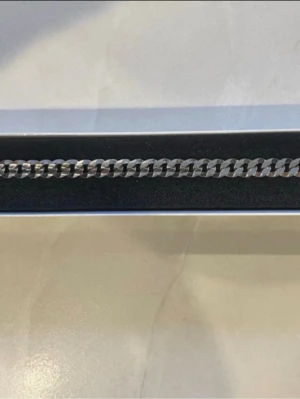 Säljes: 925 Silverkedja 21,5 cm - 11 gram - Säljer en stilren silverkedja i äkta 925 sterling silver. Vikt 11 gram. Längd 21,5 cm. Stämplad 925. Inköpt på silver story. Ny utan prislapp. Köpt för 50 euro. Den är för stor för mig. 