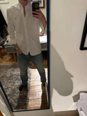 Ralph Lauren Skjorta - Snygg vit Ralph Lauren skjorta | Kanon skick | Modellen på bilden är 182 och väger 70 kg | P072