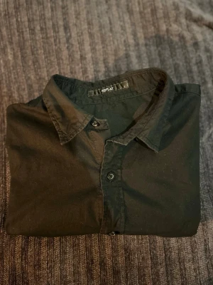 Svart skjorta Replay - Svart skjorta från Replay. Toppenskick och en slim passform gör skjortan mycket stilren! Liknande skjorta och jeansen på bilderna finns i profilen! 😁🔥