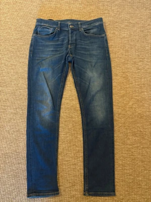 Dondup George  - Hej jag säljer ett par Dondup George i nyaste modellen. Jeansen i riktigt snygg blå färg perfekt för dig som vill ha ett par kvalitetsjeans med grym passform. Nypris ≈4000kr, mitt pris 899kr.  Skick: 9/10 Storlek: W34 Midja: 43cm Lår: 26cm Ytterlängd: 105cm Innerlängd: 79cm Skriv gärna om du vill ha fler bilder eller har frågor!