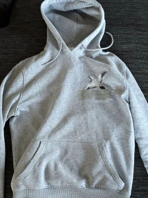 Axel Arigato hoodie - Grå hoodie från Axel Arigato. Strl: XS. Bra skick. Fråga vid funderingar. Stilren med bra passform