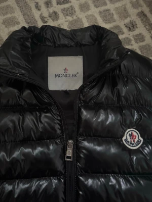 moncler väst  - dunväst från moncler i storlek 12/xs, inte använd endast testad och passar mej som har xs-xxs i jackor 💓