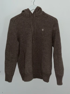 Morris ull hoodie - Morris hoodie gjord på ull nästan helt ny använt fåtal gånger så jag fick den som en gåva och den sen inte passat men den är jätte skön och snygg. Pris kan diskuteras 