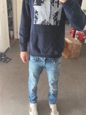 Zandrostudio original hoodie  - Tjena! Är du sugen på en fet hoodie till sommarn? Här är den. Den är stil ren och passar till det mesta. På bilden är jag 180 cm och vägen 60 kg och är i väldigt bra skick, tvättar såklart innan jag skickar! Ny pris ligger runt 900 mitt pris 449kr! Skick 9/10 har du några funderingar är det bara att hojta till