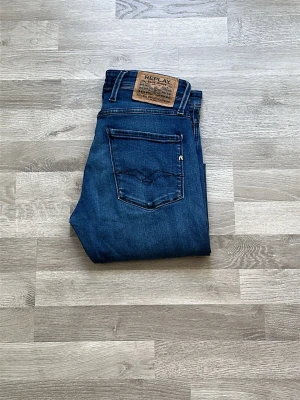 Replay jeans  - Blå slim fit replay anbass jeans. Bra skick även fast de är använda. 