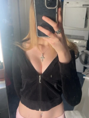 Svart Juicy Couture hoodie  - svart juicy couture hoodie, står att det är storlek L men skulle säga xxs/xs. köpte för 500. har inte använt den mycket alls. vintage modell säljs inte längre.