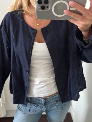 Mörkblå cardiganjacka i bomull - Mörkblå vårjacka från Uniqlo. Perfekt att styla med snygg outfit. Köpt för 400kr, säljer för 100kr🌼 Storleken är XL men skulle absolut inte säga att den är XL, passar mig toppen som är S-M.
