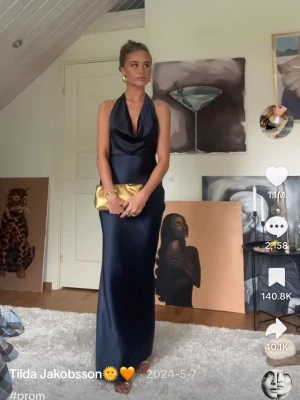 Blå Balklänning - Supersnygg blå balklänning från ”Runway the label” exakt samma som på bild. 🥰endast testad
