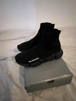 Balenciaga Speed Trainer svarta sneakers - Svarta Balenciaga Speed Trainer sneakers med stickad ovandel i textil och chunky svart sula. Strumpliknande passform och vit logga på sidan. Riktigt futuristisk vibe och superbekväma att bära hela dagen.