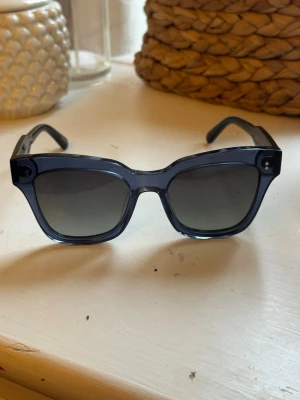 Svarta solglasögon i retrostil - Snygga mörkblå solglasögon från chimi. En äldre modell men heter 07 och färgen är blue. De är använda ett fåtal gånger men är som nya. ”Påsen” till dem är lite smutsig men putsduken och fodralet är som nya. Pris kan diskuteras!