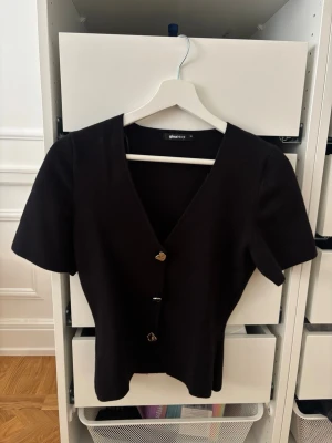 Svart kortärmad tröja från Gina Tricot - Gullig tröja från Gina tricot!❤️