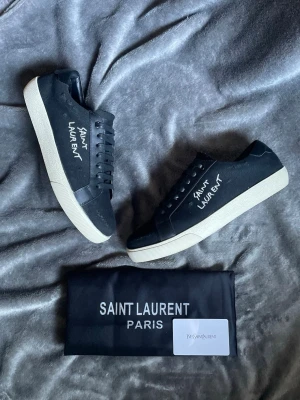 Saint Laurent  - Riktigt feta Saint Laurent skor!!!  Skick 10/10!!Storlek 42, passar 41-43! Skorna har bara legat i garderoben och samlar damm därför säljer jag dem!! Dustbag och kort följer med! Hör av er vid minsta fundering! 