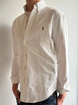 Vit Ralph Lauren skjorta | S - Sjukt snygg vit Polo Ralph Lauren Skjorta | Skick: Mycket bra | Strl: S | Modellen är 175 cm och väger 65 kg | Hör av dig vid funderingar ⁉️