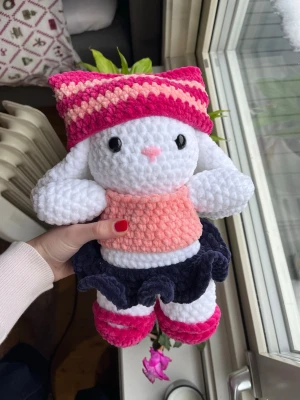 Virkad kanin med outfit🌸🩷 - Supersöt virkad vit kanin med avtagbara kläder!!!🎀Totalt är det en hatt, topp, kjol och ett par skor.☺️💕 OBS:  !Dessa innehåller säkerhetsögon som inte rekommenderas för barn under 3 år!