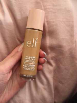 e.l.f. Halo Glow Liquid Filter foundation - e.l.f. Halo Glow Liquid Filter i färgen 4 medium moyen🤍helt ny endast testad! Köpt för 199kr men säljer för 149kr!