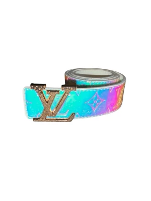 L.V Monogram Belt 💎 - L.V Monogram Belt 💎  Lyxigt bälte med iriserande finish som skiftar snyggt i ljuset ✨ Clean design med monogram-look och metallspänne 💎 Perfekt statement-detalj som lyfter outfiten direkt 👌 Diskret, exklusivt och app-vänligt 😮‍🔥  🔹 Märke: L.V 🔹 Färg: Iriserande 🔹 Spänne: Metall 🔹 Skick: Oanvänt