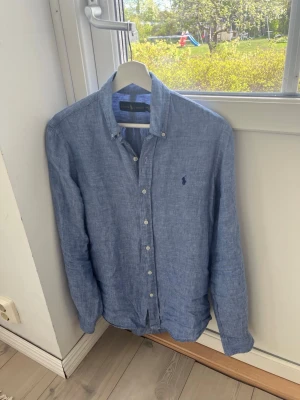 Ralph Lauren linneskjorta  - Snygg och stilren linne skjorta från Ralph Lauren i mycket fint skick! Storlek S, 500kr😊