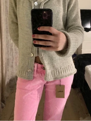 Ljusrosa jeans från Salsa - Säljer ett par ljusrosa jeans från Sellpy med klassisk femficksdesign och raka ben. Jeansen har bälteshällor och knappgylf. Perfekta för dig som vill sticka ut med färg i din outfit.