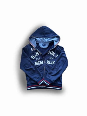 Blå hoodie från GANT - Riktigt fet hoodie från gant i perfekt skick, storlek M. Passar mig perfekt som är 181 74kg. Pris är såklart diskuterbart!