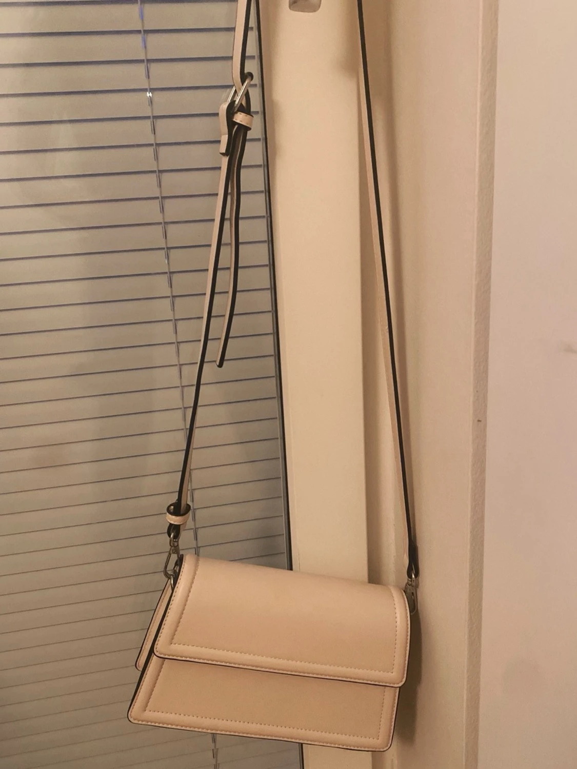 Beige/krämvit väska  - 1