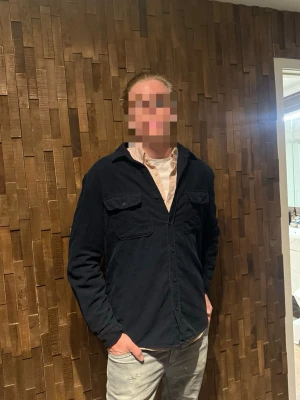Mörkblå Manchester overshirt  - Snygg mörkblå Manchester overshirt ifrån HM. Skick: 9/10🔥! Storlek: L! Modellen är 186 cm och väger 76kg! Hör av er vid intresse. Pris går att diskutera! 