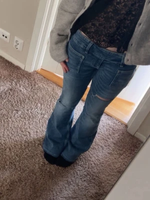 Blå bootcut jeans från Gina - Bootcut jeans low waist med hål från Gina i storlek xs. Jättefint skick 💕