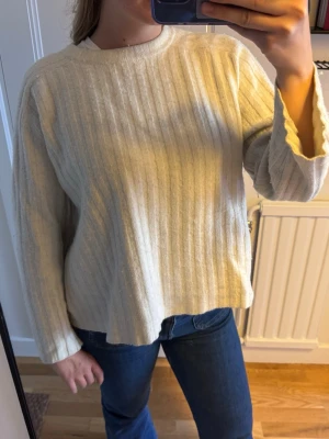 Super fin stickad tröja från Hunkydory  - Säljer denna super fina tröja från Hunkydory. Den är super skön och i bra skick, nypris 1200kr. Säljer för 200kr. 