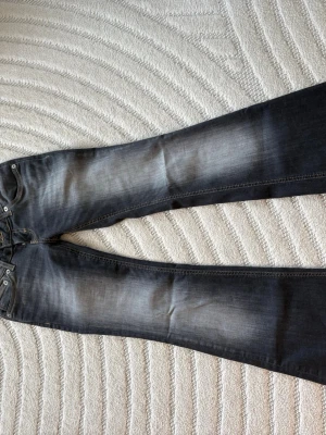 Low waist jeans - Blaze low bootcut jeans från lager. Storlek xs short