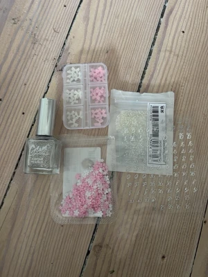 Nagelsaker - Säljer charms och annat. Silver bokstäver, rosetter, blommor, silver pärlor, vanliga pärlor💕💕💕 Kan även sälja dem enskilt om de önskas 