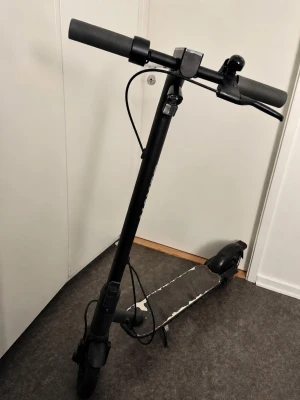Svart elsparkcykel Ninebot - Säljer en svart elsparkcykel från Ninebot med bred ståplatta och robusta handtag. Utrustad med handbroms och ringklocka på styret. Perfekt för att ta sig runt i stan på ett smidigt sätt. Laddningskabel medföljer.