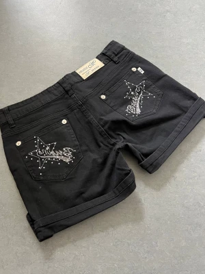 Miss natalie  - Shorts och fickor med pärlor🖤