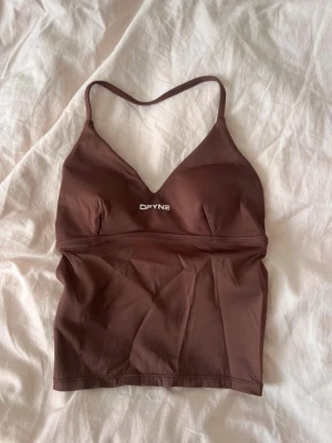 DFYNE - halterneck träningstopp från Hanna Pearson x DFYNE, färgen ”chestnut”. Knappt använd så nyskick