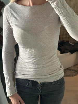 Ljusrosagrå långärmad topp Intimissimi - Supermjuk och tunn ljusgrå/ljusrosa långärmad topp från Intimissimi, tillverkad i en lyxig blandning med kashmir. Slim fit med rund halsringning och enkel, stilren design. Perfekt att styla till jeans eller kjol. Ordinarie pris 489kr💕💕