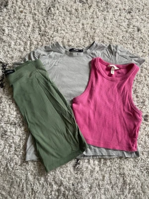 Klädpaket - Snygg ribbad rosa linnetopp från H&M med rund halsringning, grön kjol från even&odd, ljusgrön/grå T-shirt från Bikbok 