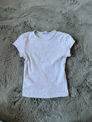 Grå tshirt! - Säljer en vit och en grå tshirt från bershka. Den gråa är i storlek XS och den vita är i storlek S. T-shirtarna är i väldigt bra skick! Säljer båda för 70💗