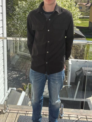 Pull & Bear overshirt  - Riktigt snygg svart overshirt från Pull & Bear. Storleken är M. Tveka inte på att höra av dig vid eventuella frågor och funderingar, vårat pris är inte hugget i sten!🙃