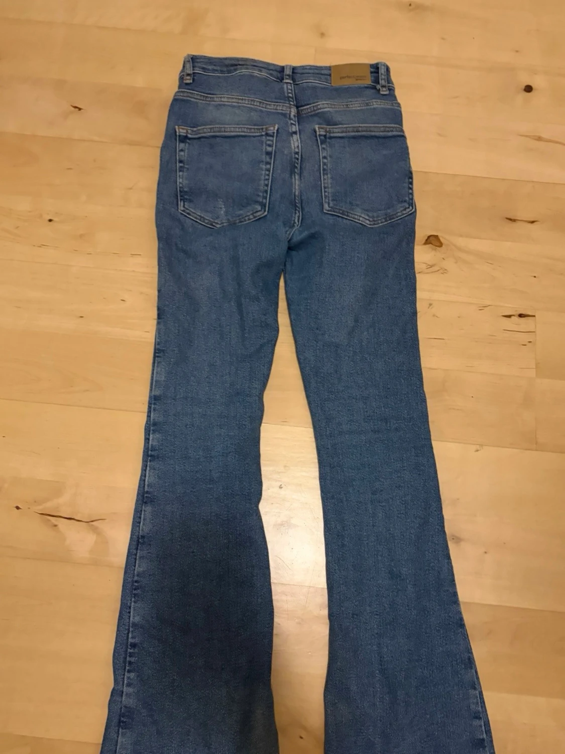 Blå bootcut jeans med hög midja - 1