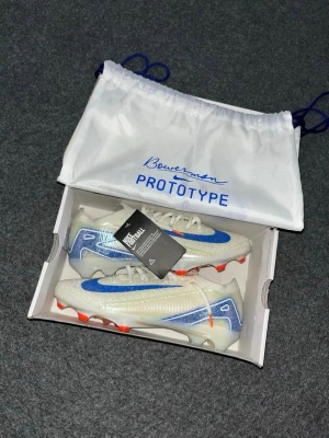 Nike air zoom vapor 16 Elite FG  - Säljer dessa sprillans nya skor då dem var för stora säljer även pga vill ha pengar så fort som möjligt och bara vill bli av med dem. Allt ingår i bilderna och skickas nästan samma dag. Skrev för mer funderingar kvitto,pris osv.