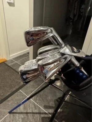 Golfklubbor från presidental(golfbagen följer med)4-pw,sw - Säljer ett set golfklubbor från presidental.. Klubborna är i metall med silverfärg och har tydliga märkningar på klubbhuvudena. Perfekt för dig som vill ha ett komplett set järnklubbor till golfbanan.