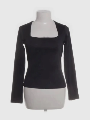 Basic long sleeve  - Jättesnygg långärmad tröja i elegant design! Den sitter superfint på och är i bra skick, inga tecken på användning. Jag hade gärna behållit den för mig själv men tyvärr är den för liten för mig🥰