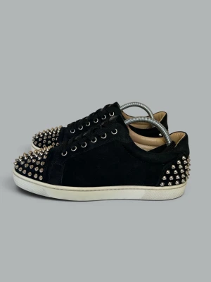 Louboutin Seavaste Skor I Svarta Mocka Silverfärgade Spikar - • The shoes have been gently used and are in very good condition  • Size: 40.5 (fits 41–41.5)  • Color: Black  • Retail price: 9500 SEK / 795€  • Dustbag & extra spikes included