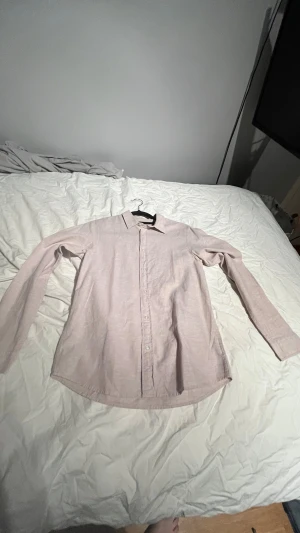 Långärmad Jack&jones linne skjorta  - Linne skjorta från jack&jones i storlek 164 använd ungefär 1-2 gånger kommer vara super till sommaren som är påväg 