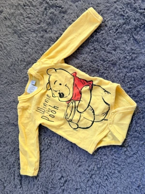 Bodys från Disney   - Köpta i USA, två oanvända, endast den gula som är använd. 
