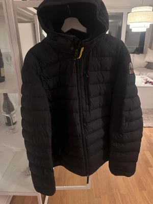 Svart dunjacka Parajumpers XXL - Snygg svart dunjacka från Parajumpers