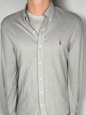 Ralph Lauren skjorta - Säljer en riktigt snygg och trendig Ralph Lauren skjorta i fint skick, storlek L, vid frågor är det bara att skriva //Gramenti